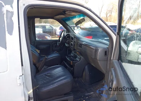 2002 Chevrolet Express z USA, uszkodzony, nr VIN 1GCFG25M121116155